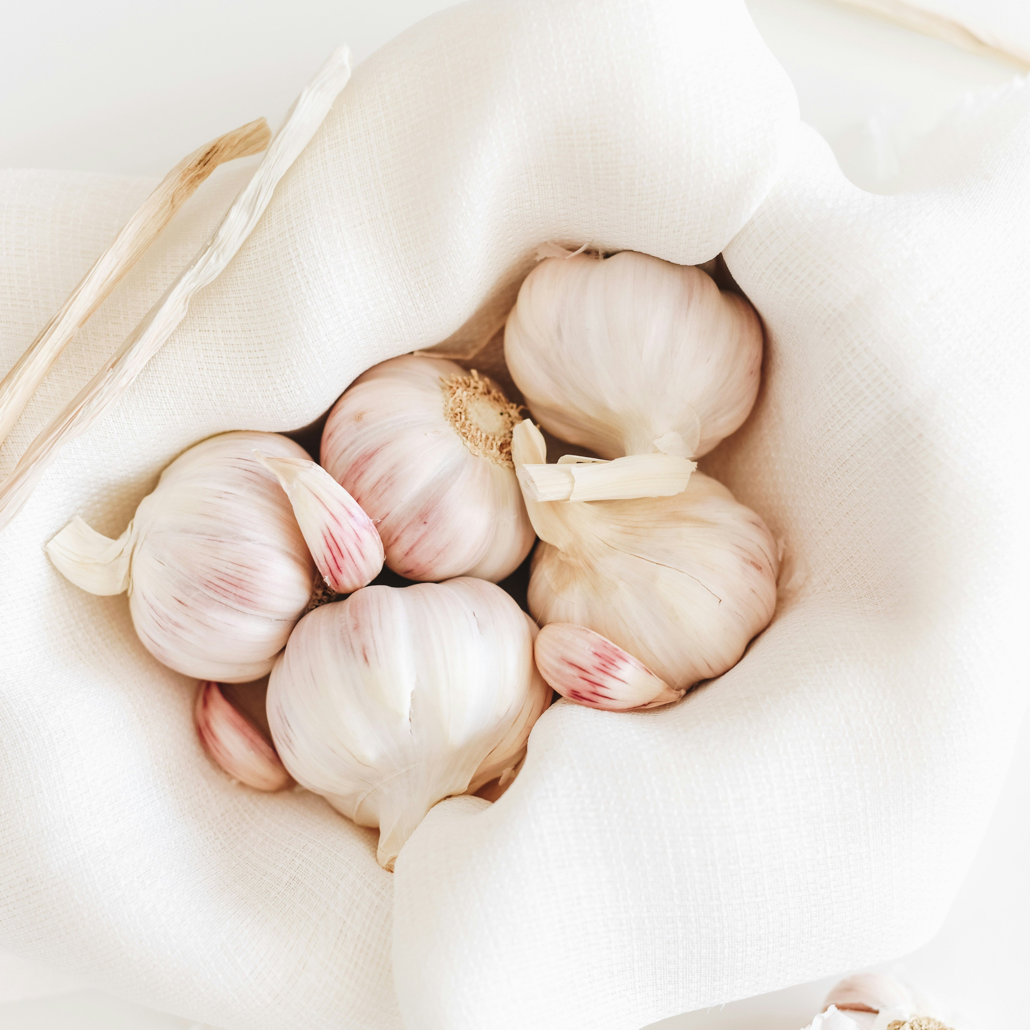 Garlic for Kids: How to Add Big Flavor Gently (Without Making Food “Spicy”)