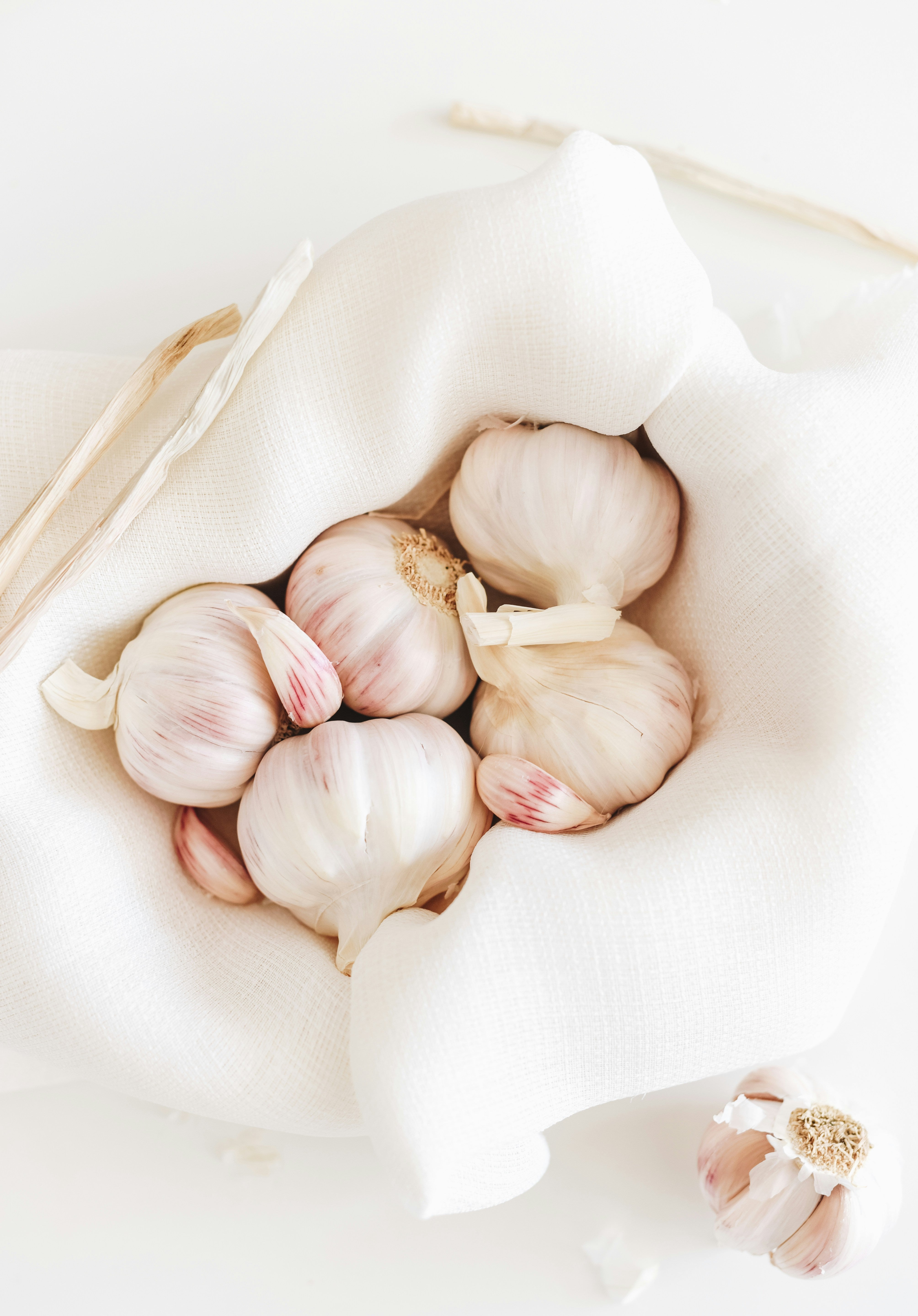 Garlic for Kids: How to Add Big Flavor Gently (Without Making Food “Spicy”)