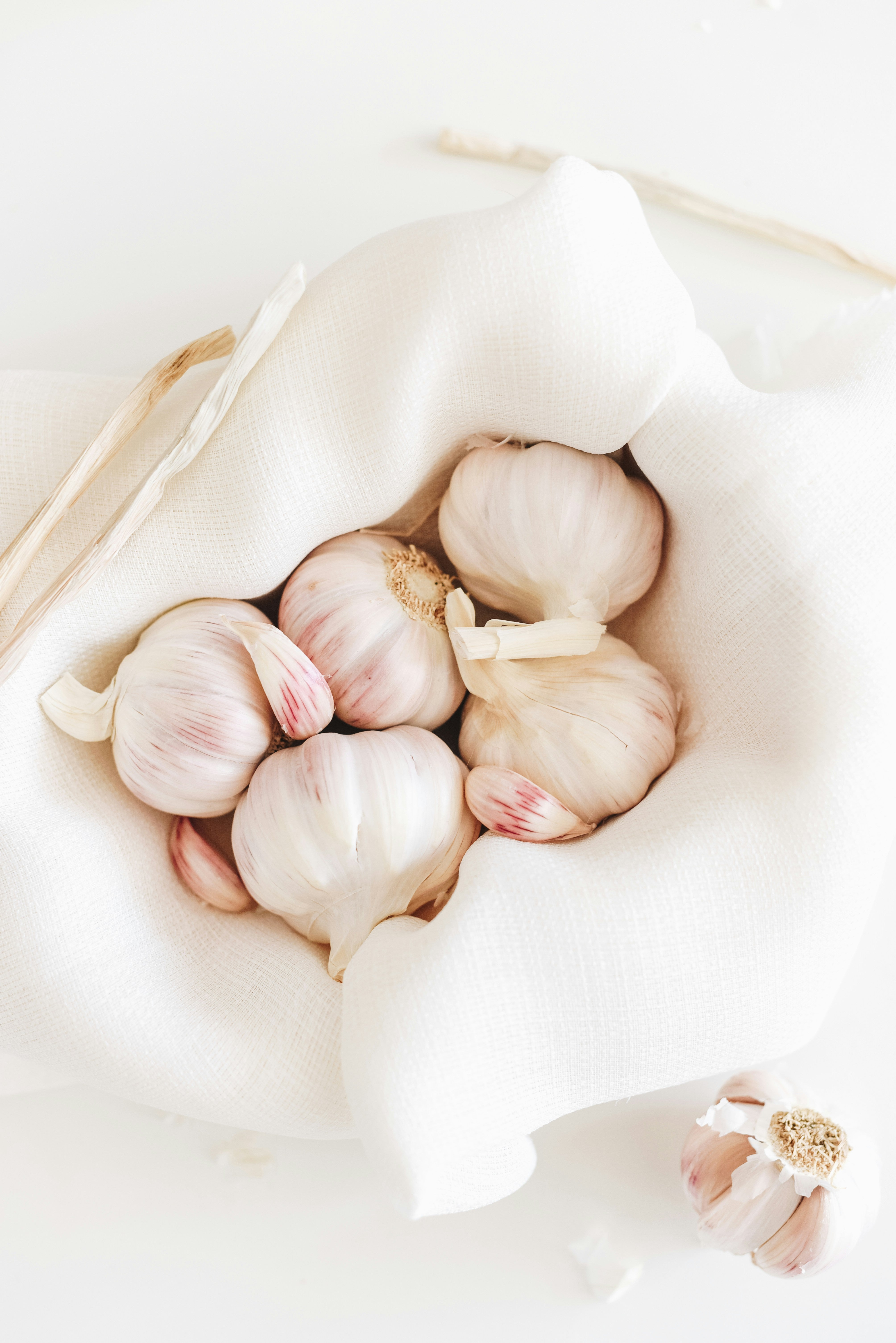 Garlic for Kids: How to Add Big Flavor Gently (Without Making Food “Spicy”)